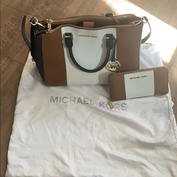 100% Authentic MK Purse w/ a matching wallet - Picture 1 of 3